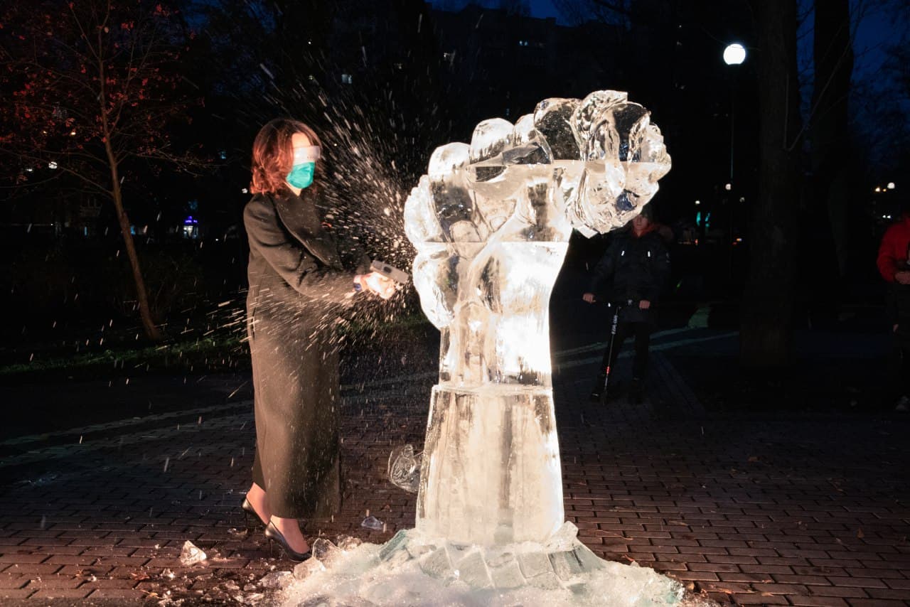 Зрелищно: в Киеве прошел перформанс, посвященный теме домашнего насилия фото 1