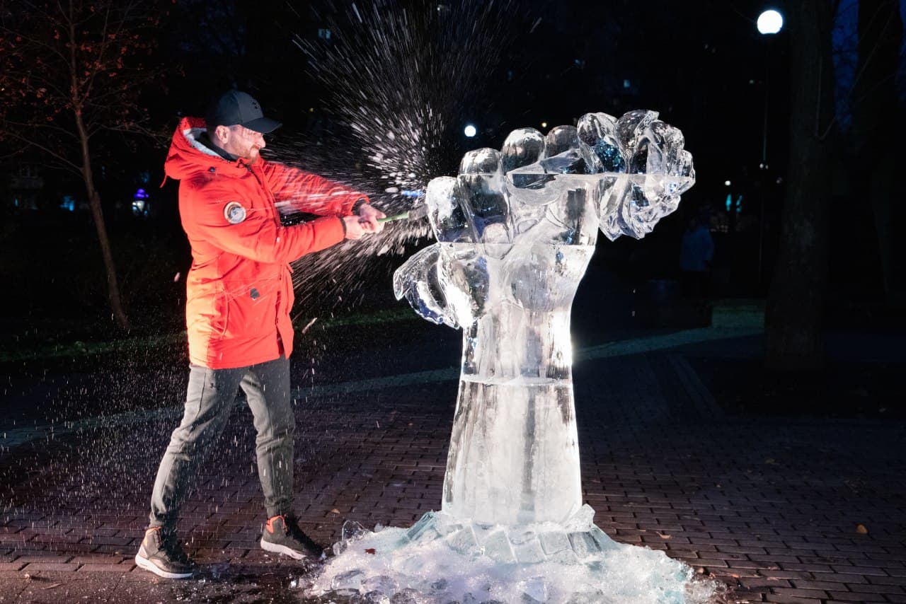 Зрелищно: в Киеве прошел перформанс, посвященный теме домашнего насилия фото 2 1