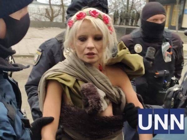 Девушка-картина: активистка Femen оголилась у Офиса президента фото 2 1
