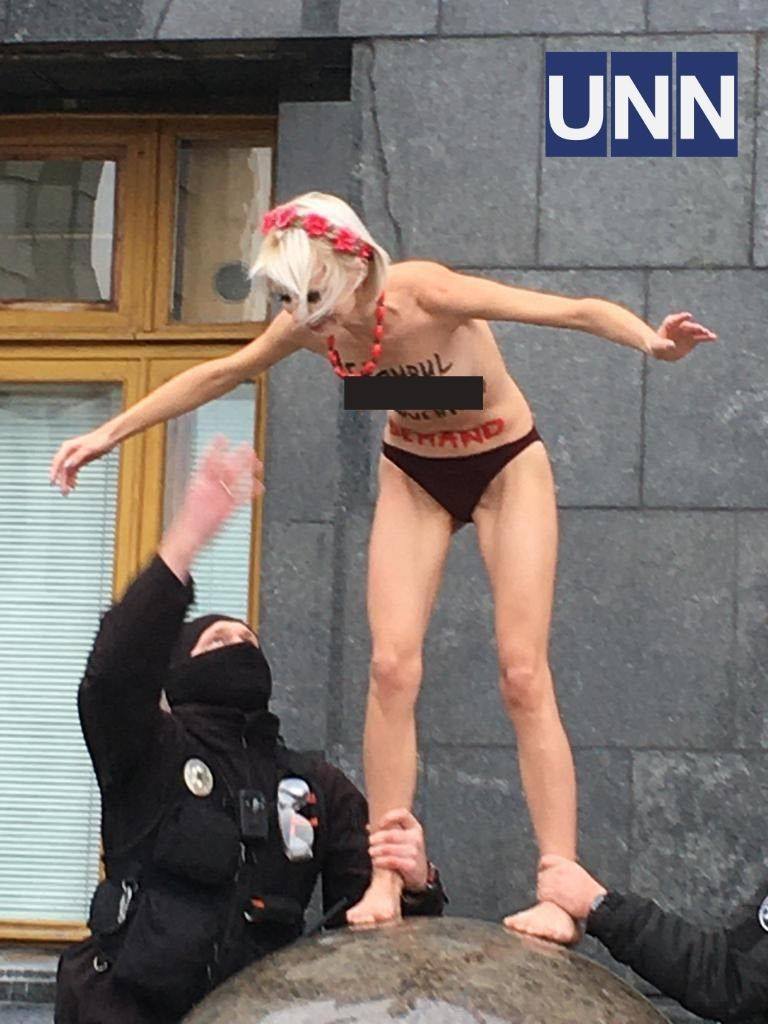 Девушка-картина: активистка Femen оголилась у Офиса президента фото 3 2