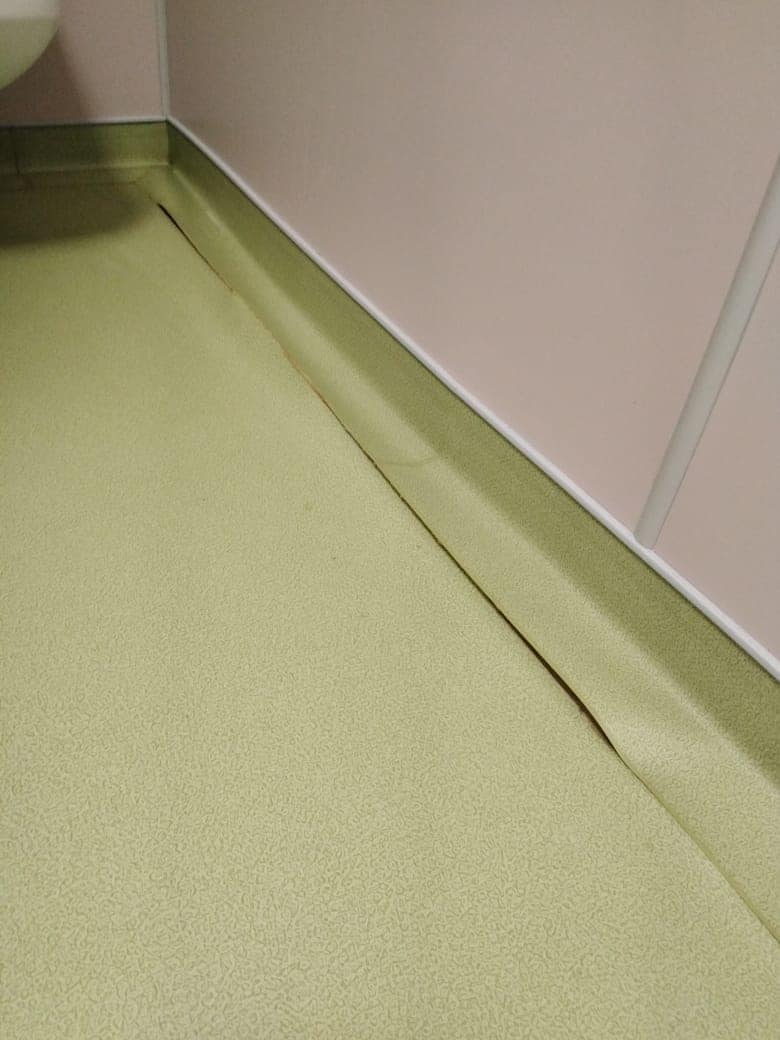 В "Охматдете" потрескались стены и двери - Фото: Оксана Корчинская