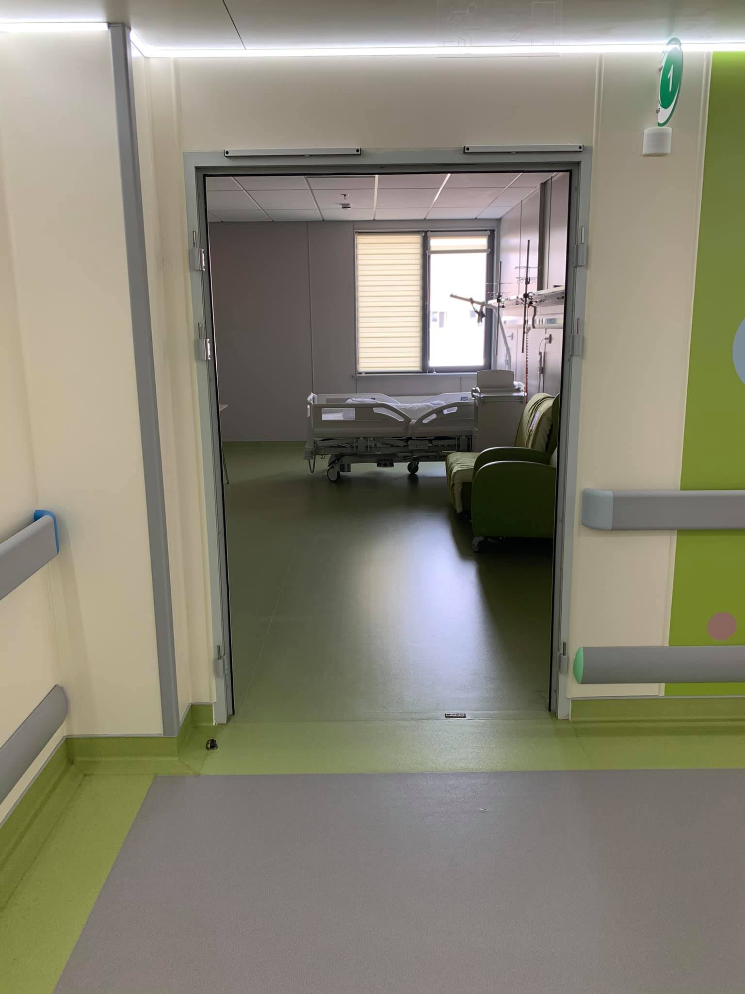 В "Охматдете" потрескались стены и двери - Фото: Оксана Корчинская