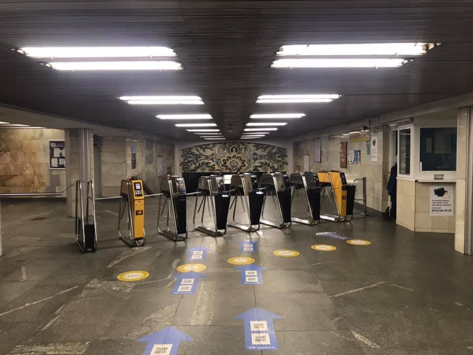 Новые высокие турникеты загородят панно на станции "Минская" - Фото: bigkyiv