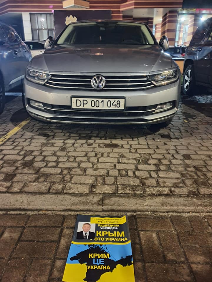 В Киеве расклеили плакаты с дипломатами РФ, которые говорят, что "Крым - это Украина" - Фото: Мирослав Гай