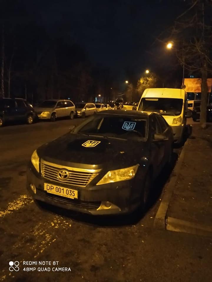 В Киеве расклеили плакаты с дипломатами РФ, которые говорят, что "Крым - это Украина" - Фото: Мирослав Гай