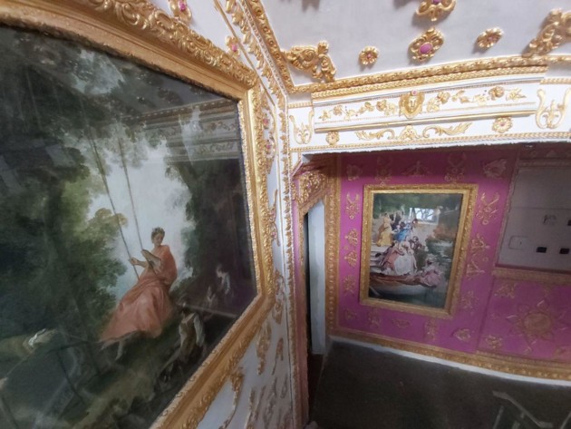 В столице пенсионер переделал свой подъезд в настоящий Версаль - Фото: Фото: Александр Марущак, Сегодня