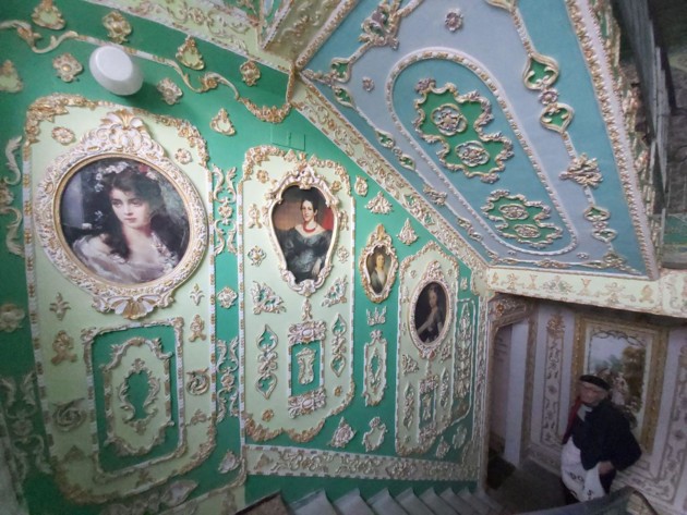 В столице пенсионер переделал свой подъезд в настоящий Версаль - Фото: Фото: Александр Марущак, Сегодня