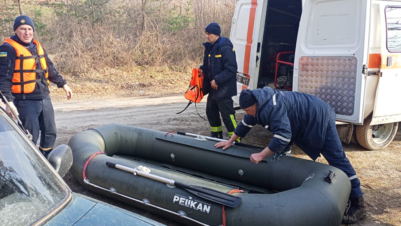 В Киевской области спасли шестерых рыбаков, которые откололись на льдине - Фото: ГСЧС Киевской области