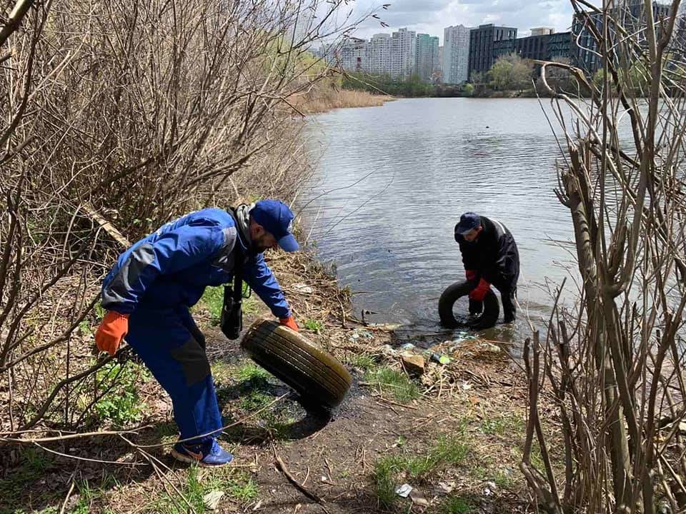 Из озера выкорчевывали даже старые пни. Фото: Дарницкая РГА