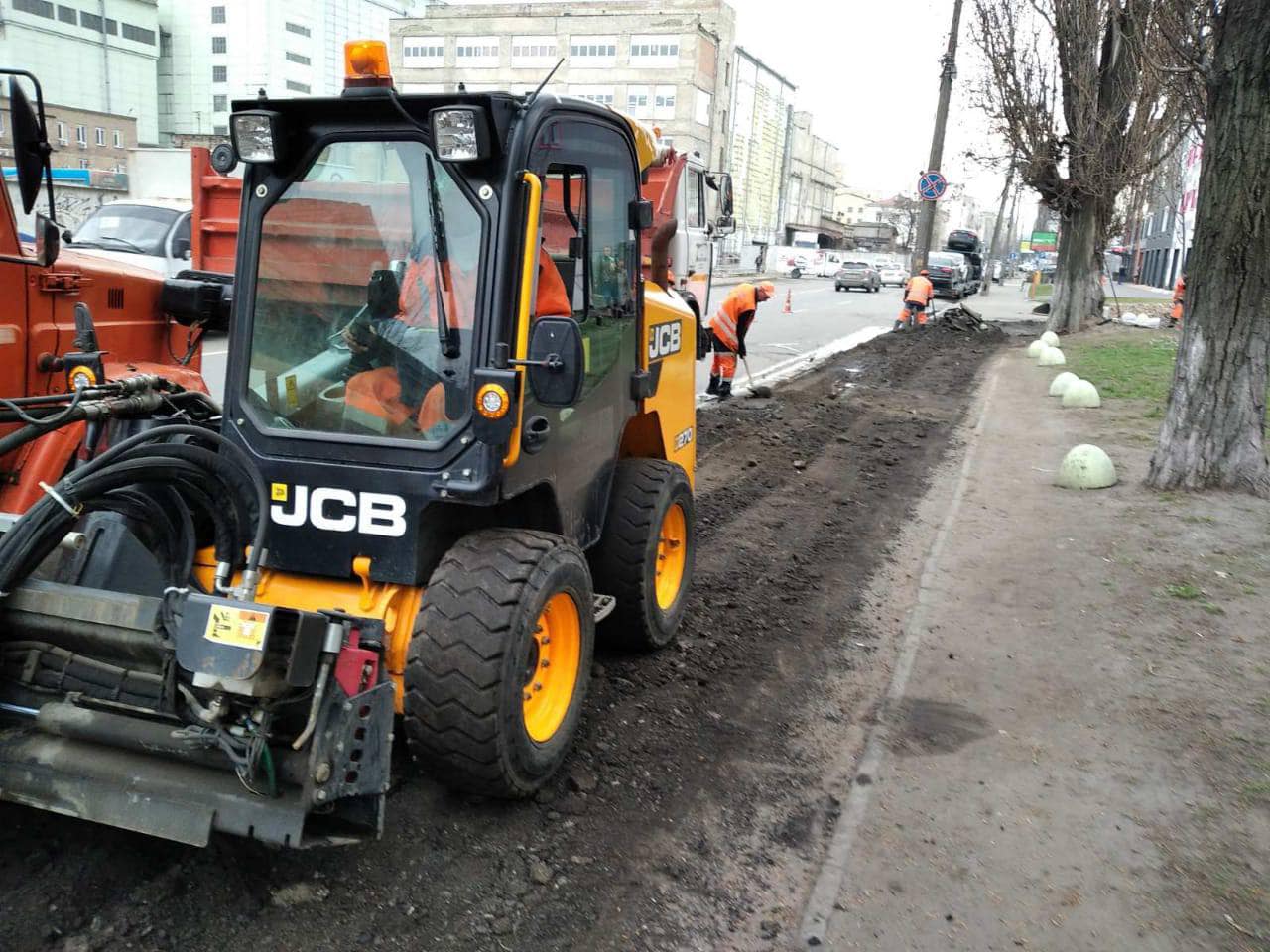 В Столице коммунальщики ремонтируют тротуары. Фото: Киевавтодор