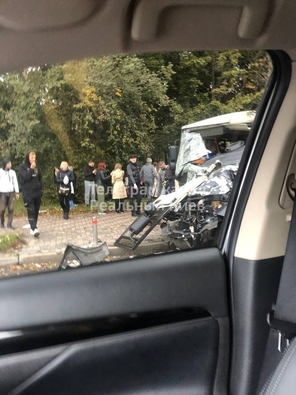 На Повітрофлотському проспекті в Києві сталося масштабне ДТП: є постраждалі.