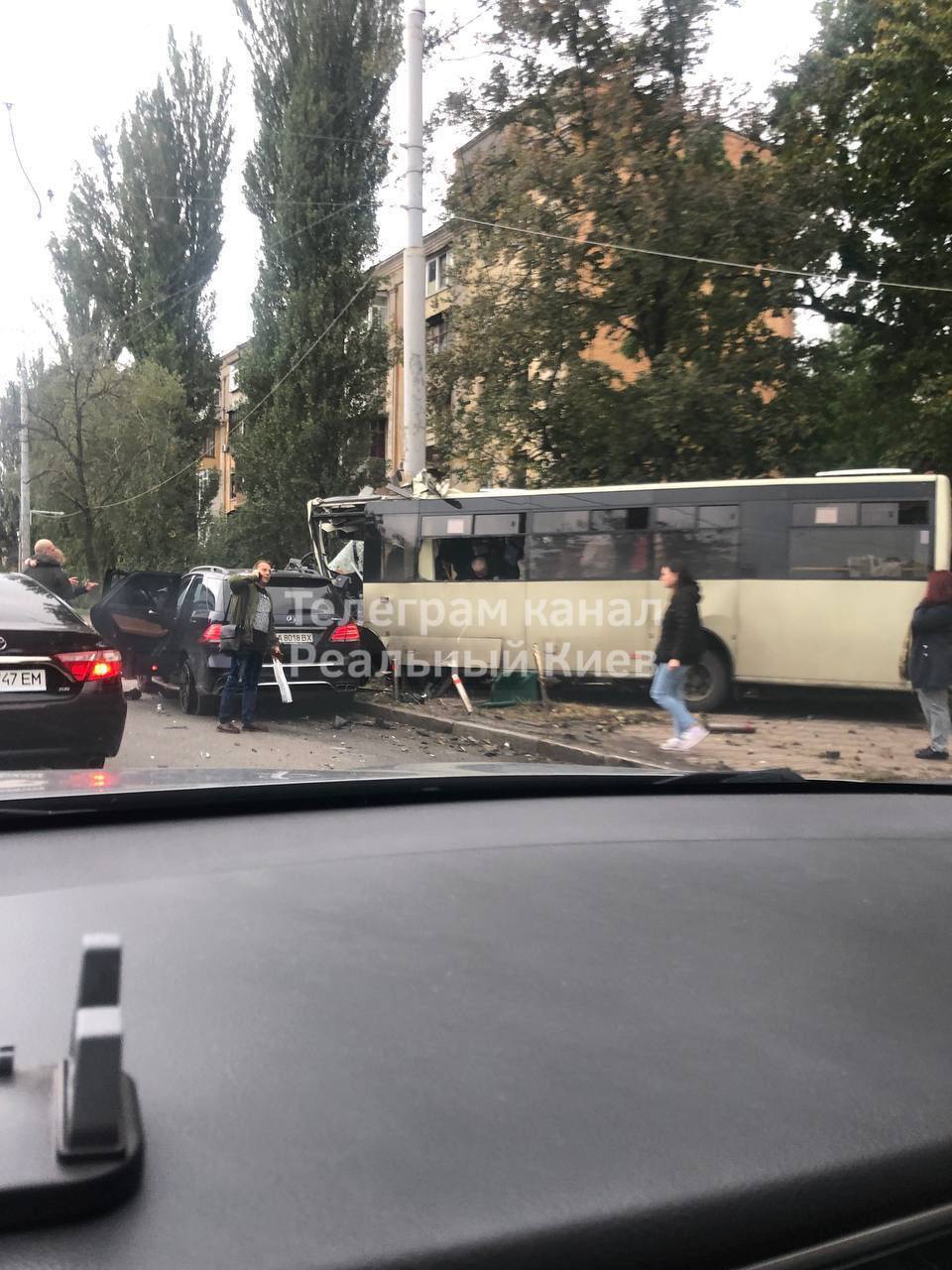 На Повітрофлотському проспекті в Києві сталося масштабне ДТП: є постраждалі.