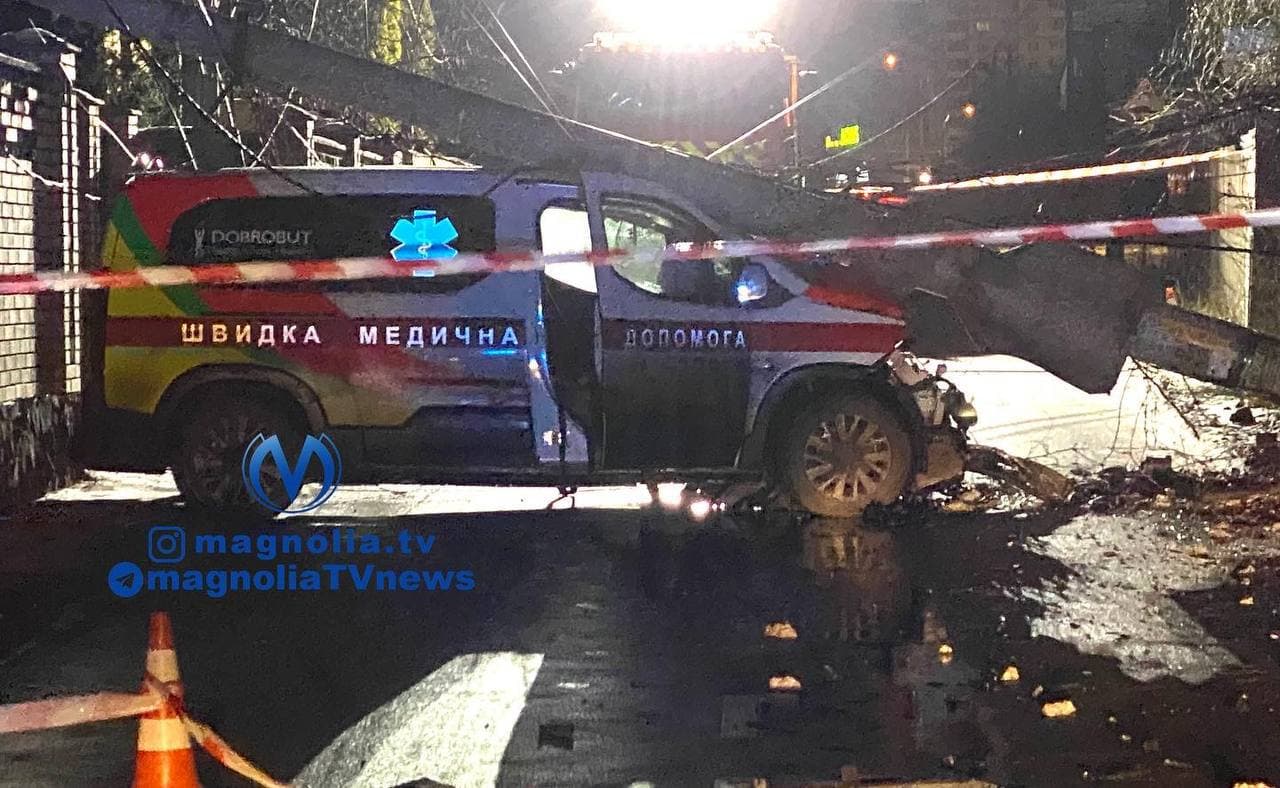 "Скорая" врезалась в столб.