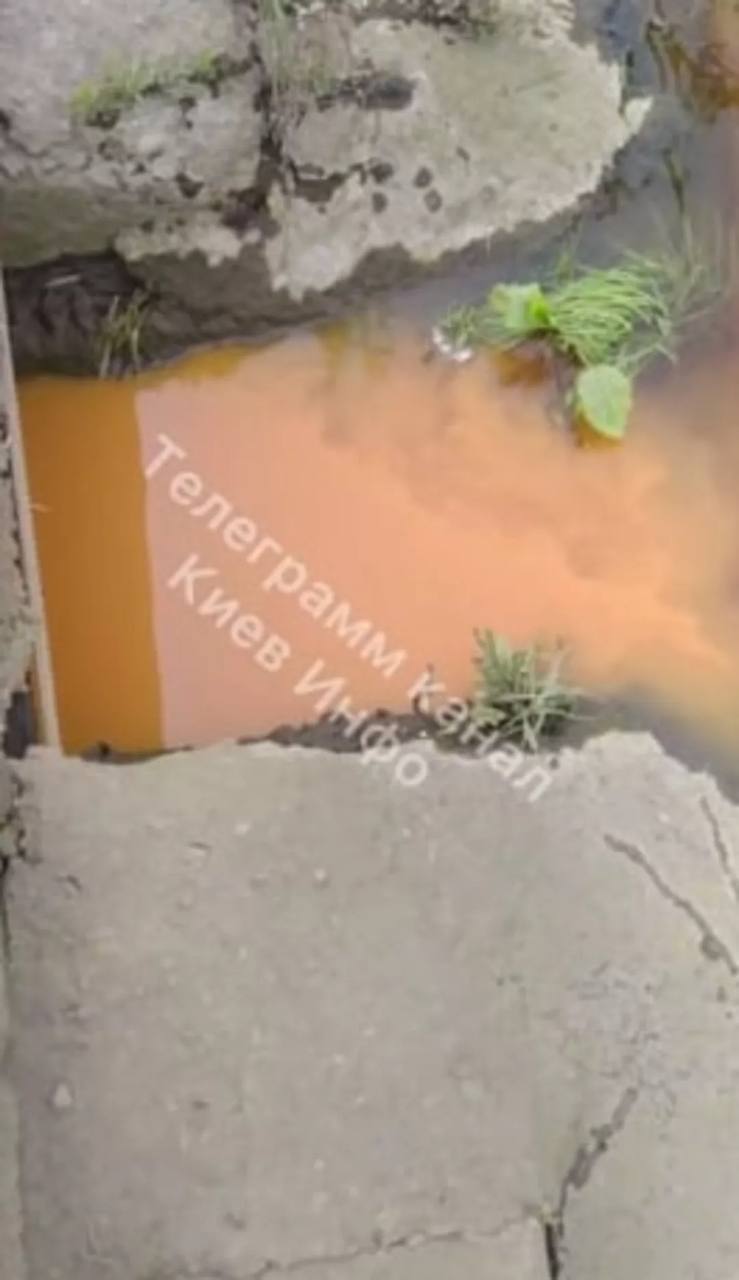 Специалисты выяснили, откуда в Днепр лилась оранжевая жижа.
