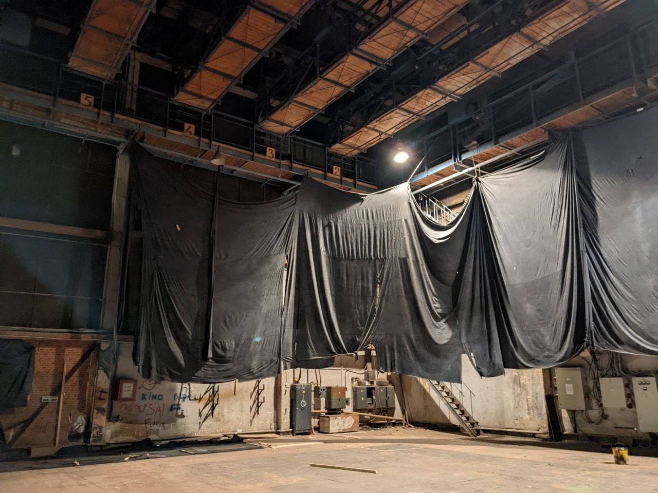 Киностудия имени Довженко сдает в аренду два павильоны.