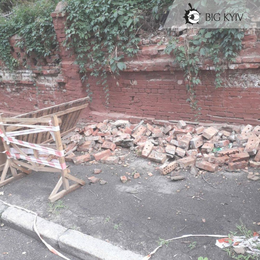 На Байковом кладбище разрушается старинное ограждение.