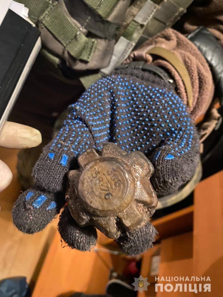 На Оболони мужчина устроил стрельбу в подъезде многоэтажки.