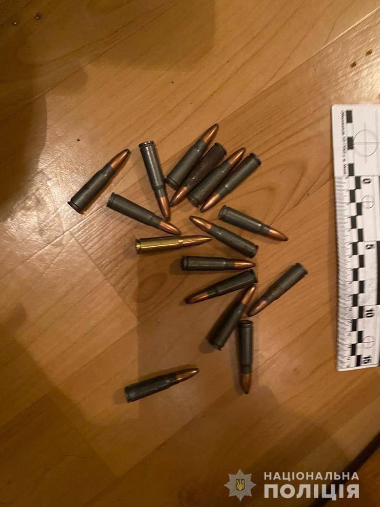 На Оболони мужчина устроил стрельбу в подъезде многоэтажки.