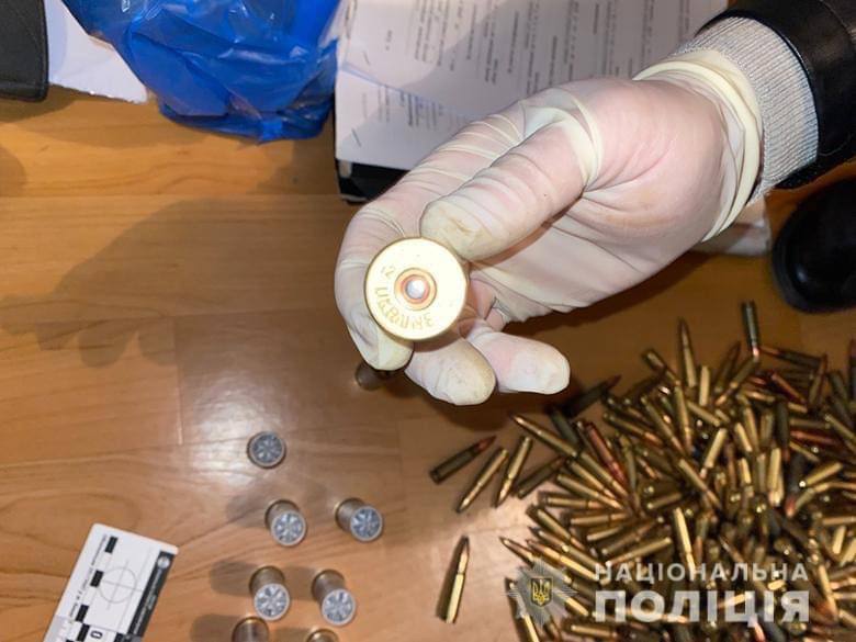 На Оболони мужчина устроил стрельбу в подъезде многоэтажки.