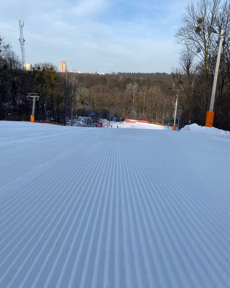 У Голосіївському лісі розпочався сезон катання на лижах та сноубордах.