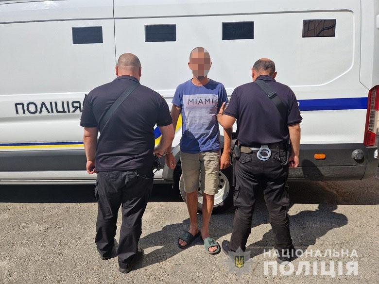 На Троещине двое мужчин нашли в подъезде ключи от чужого автомобиля и решили прокатиться.