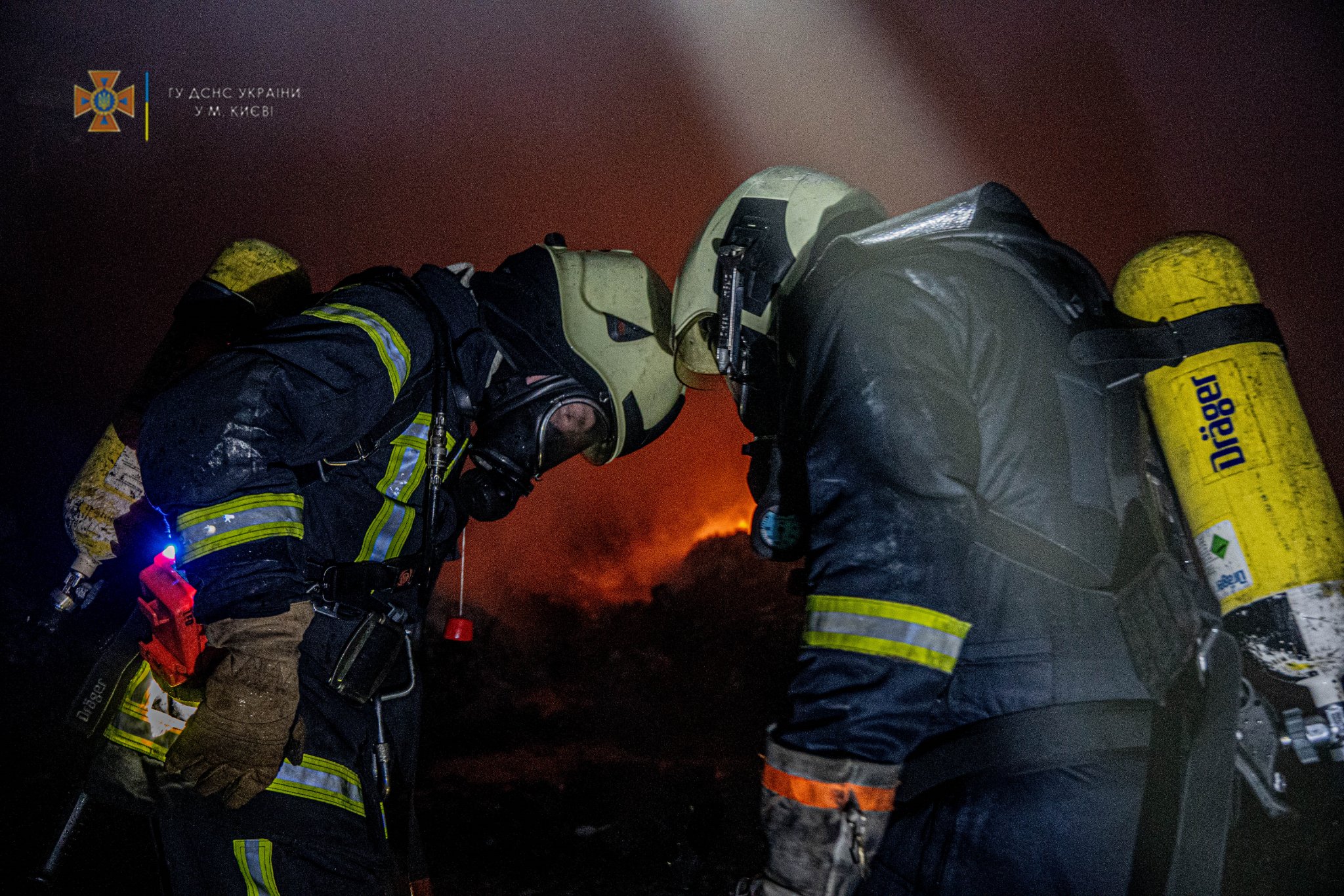 В Киеве ночью загорелся масштабный пожар.