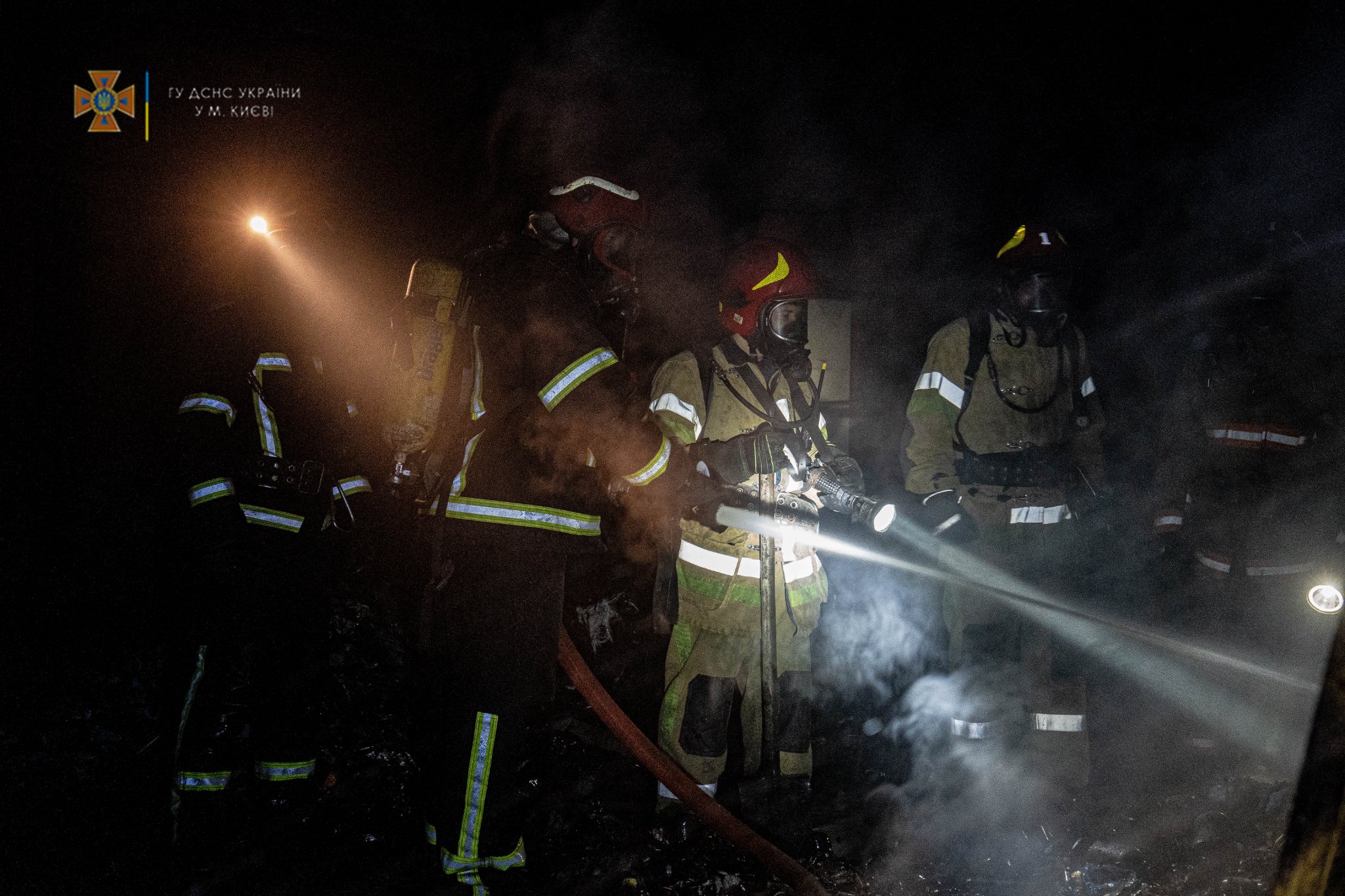 У Києві вночі спалахнула масштабна пожежа. || Фото: ДСНС