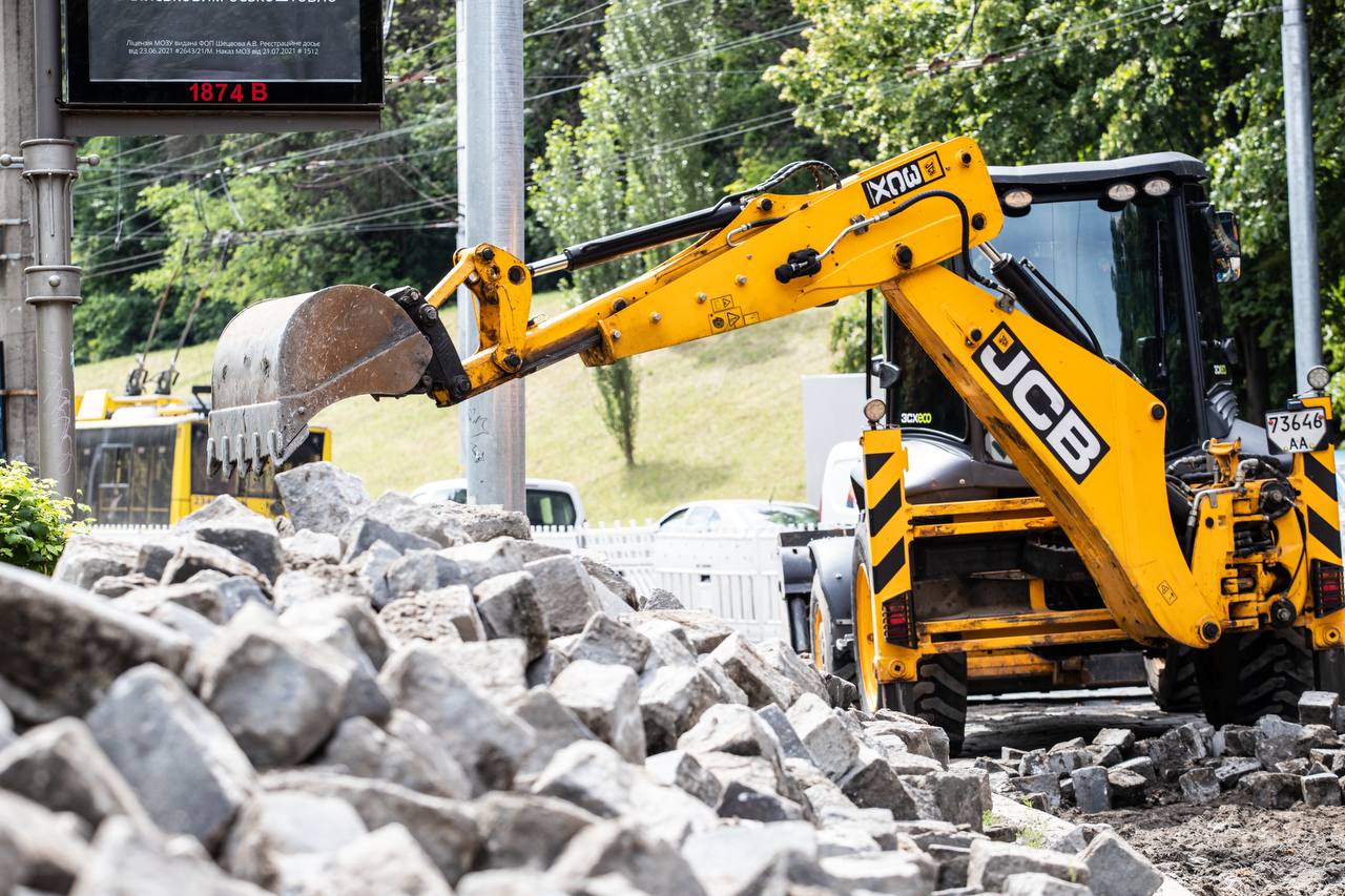 На Подольском спуске восстановят брусчатку.
