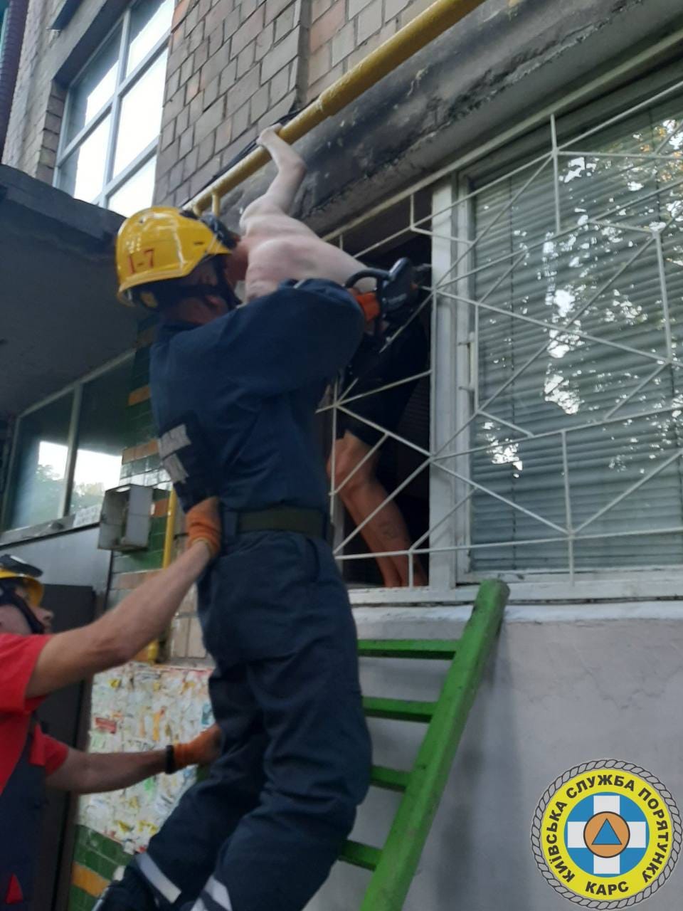 В Киеве подросток пытался скрыться из дома и застрял в оконной решетке.