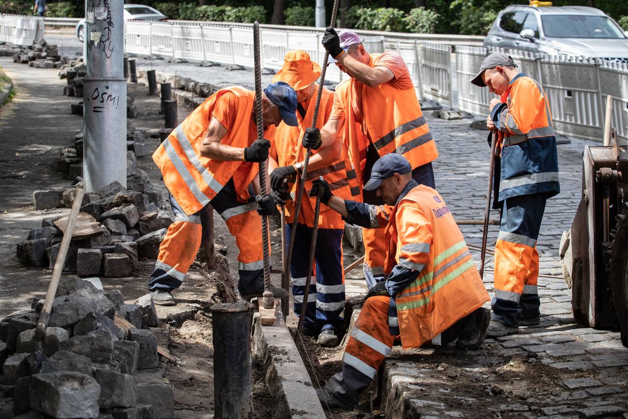На Подольском спуске восстановят брусчатку.