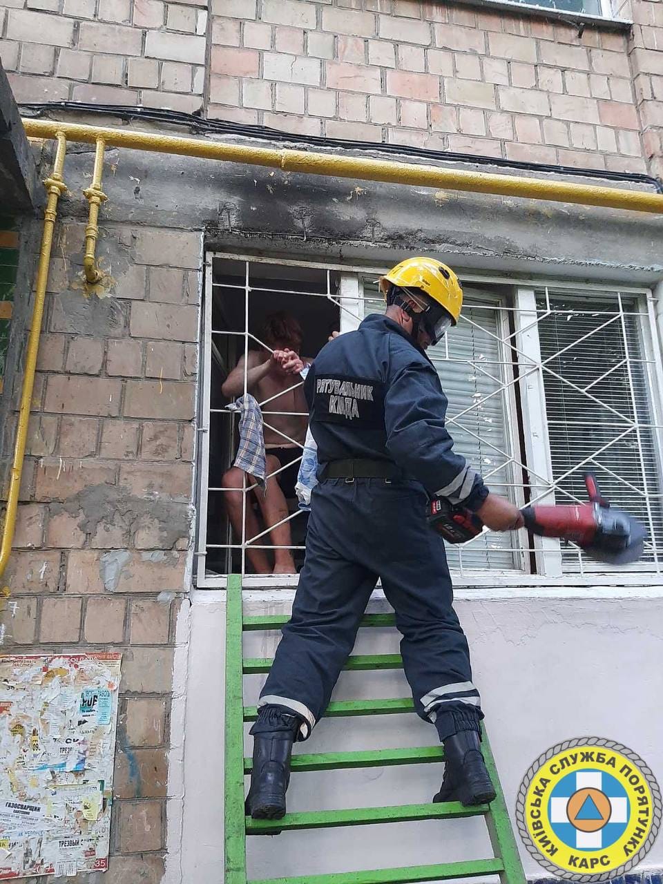 В Киеве подросток пытался скрыться из дома и застрял в оконной решетке.