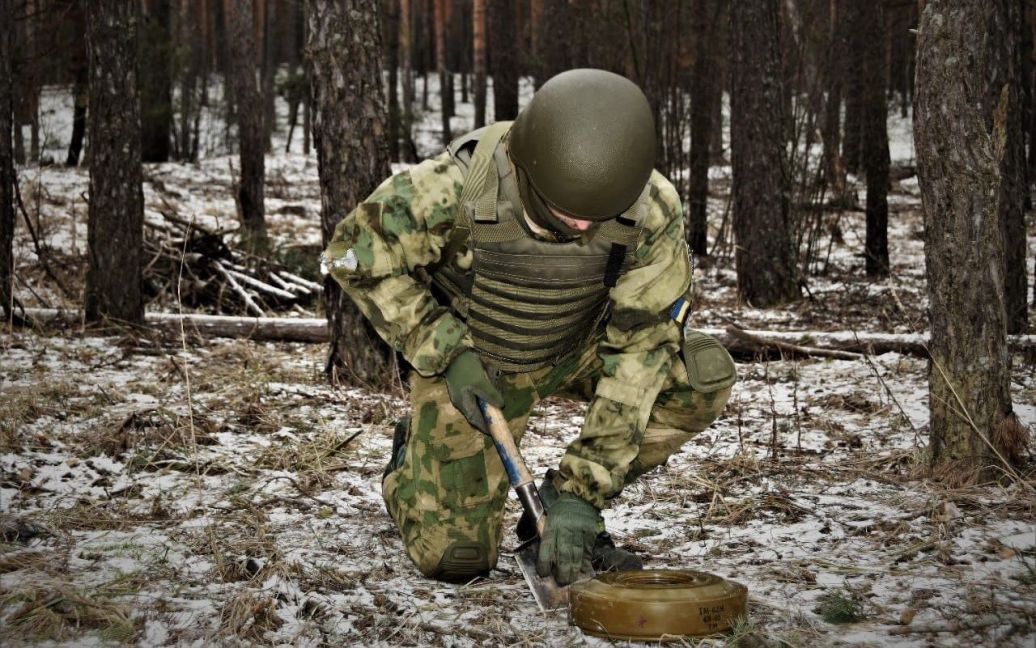 На півночі Київщини мінують дороги, лісові смуги та лінії електропередач. || Фото: Міноборони