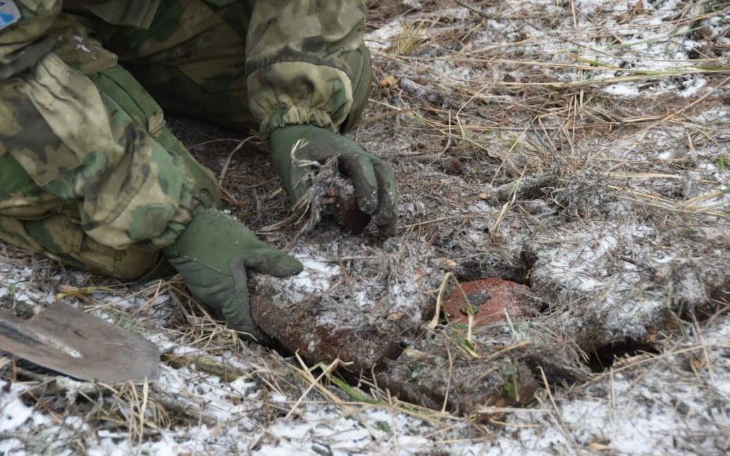 На півночі Київщини мінують дороги, лісові смуги та лінії електропередач. || Фото: Міноборони