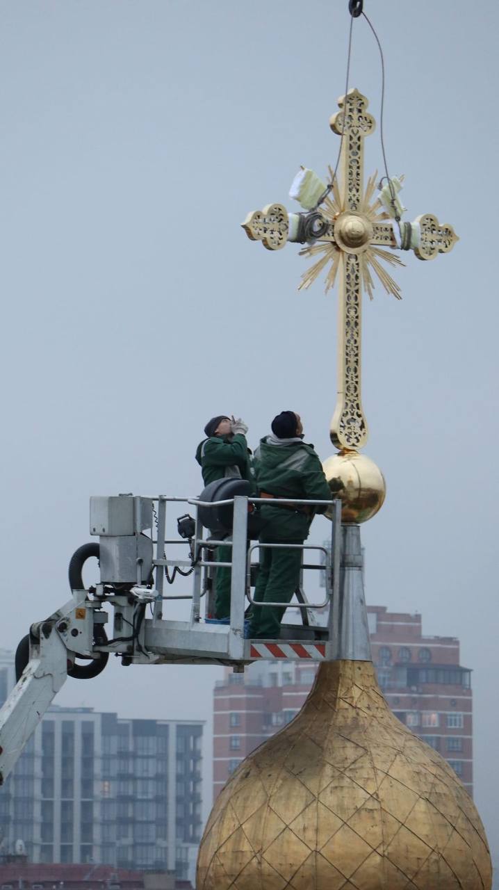 На баню Софійського собору встановили новий хрест.