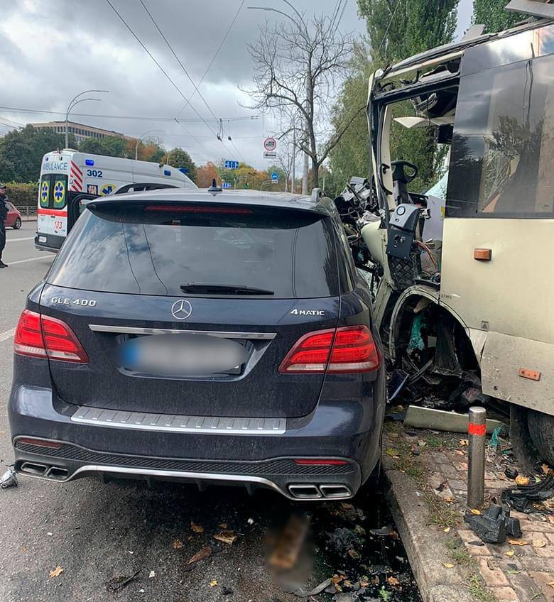 Внаслідок ДТП на Повітрофлотському проспекті постраждало 23 людини: деталі.