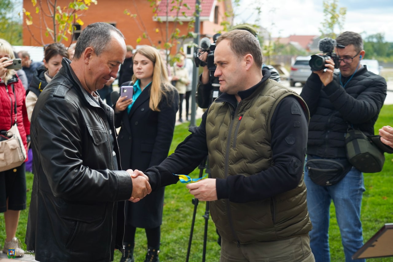 В Буче 52 семьям военных подарили новые квартиры.