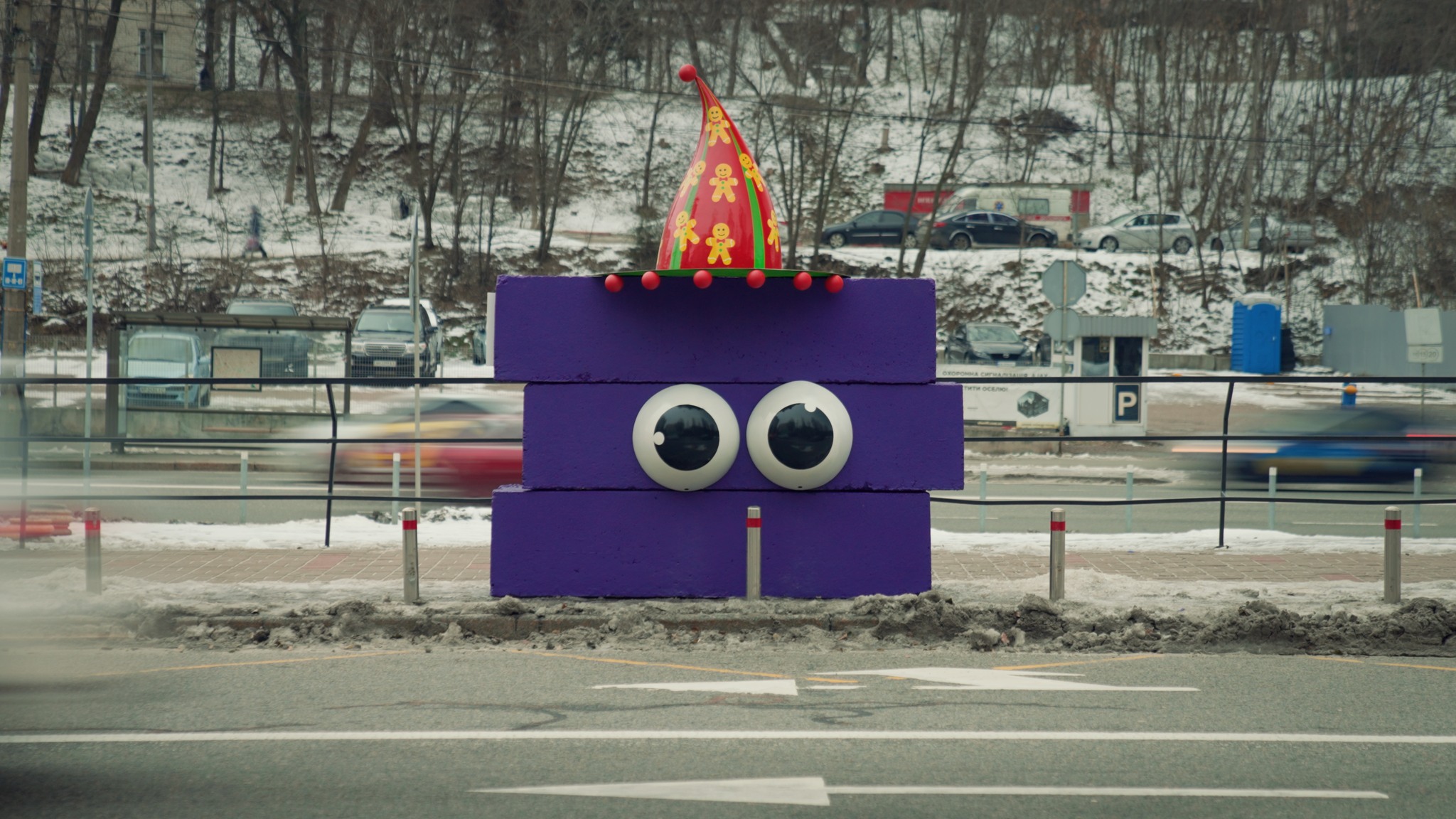 На местах блокпостов в Киеве появились сказочные герои.