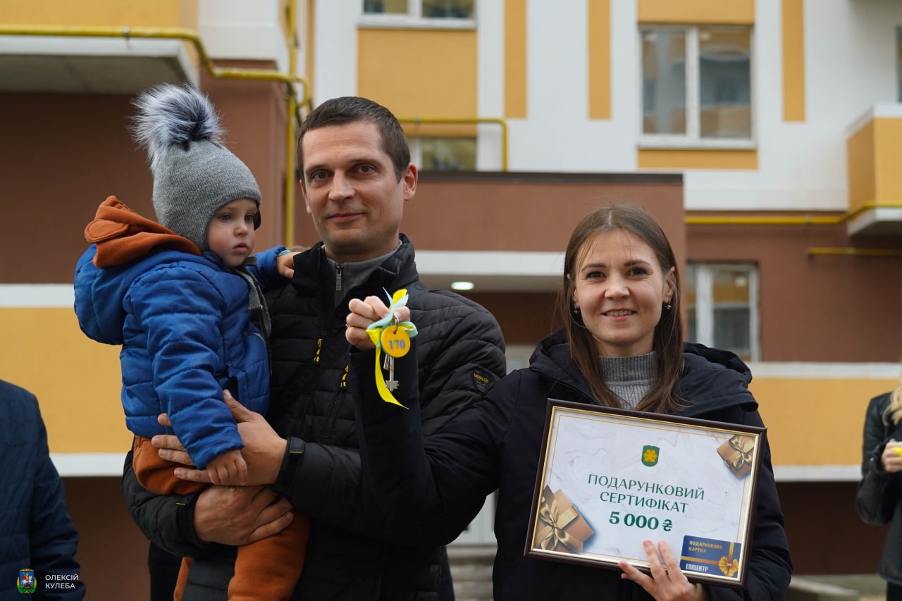 В Буче 52 семьям военных подарили новые квартиры.