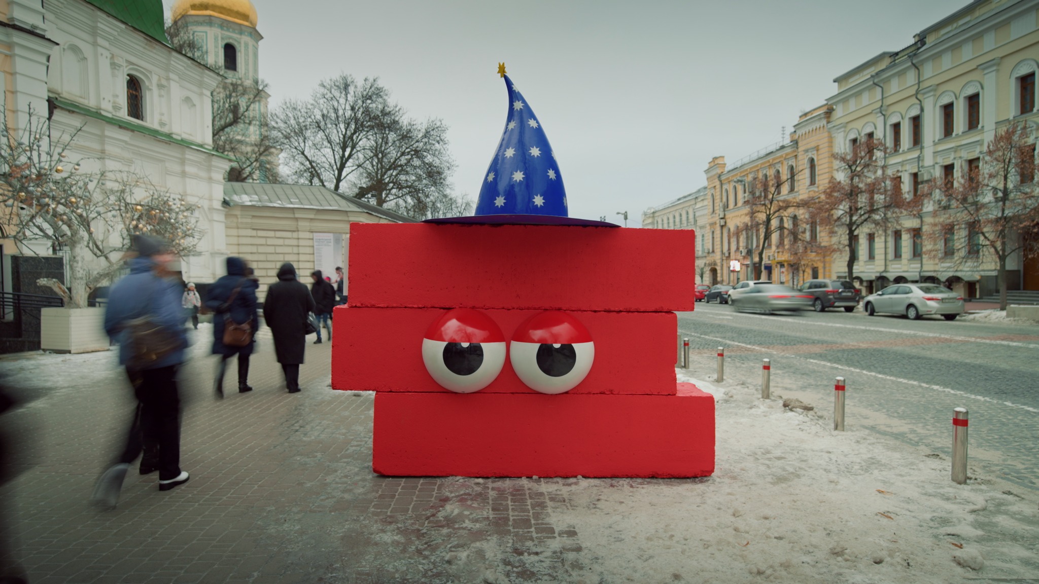 На местах блокпостов в Киеве появились сказочные герои.