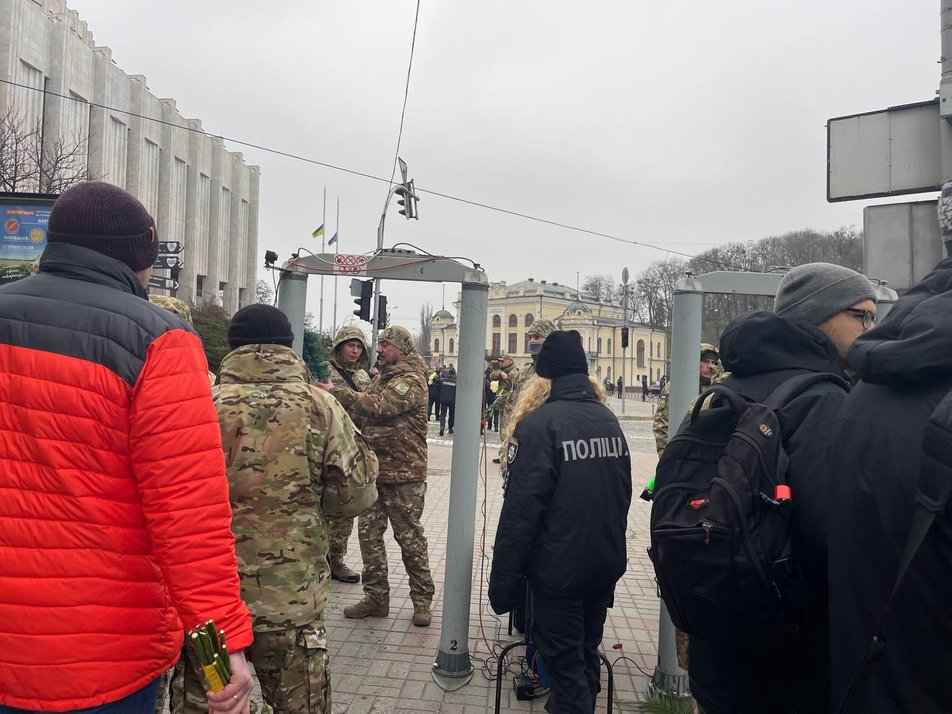 У Украинского дома установили металлоискатели.