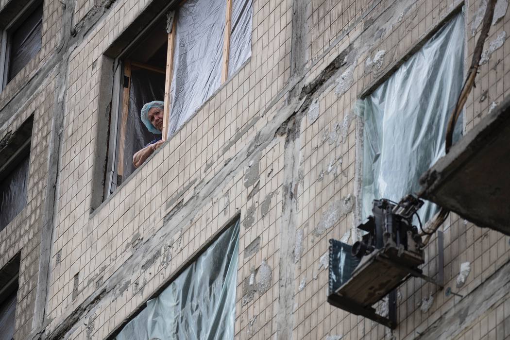 На Оболоні відновлюють пошкоджений будинок від обстрілів РФ: як проходять роботи.