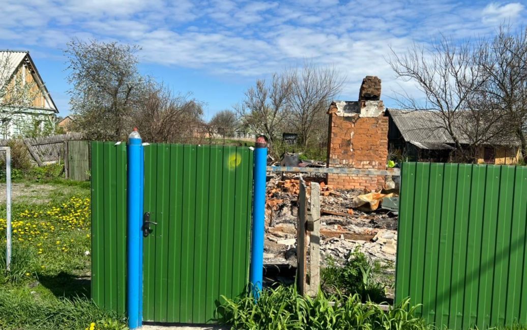 На Київщині окупанти вбили мирного мешканця та з танка розстріляли його будинок.