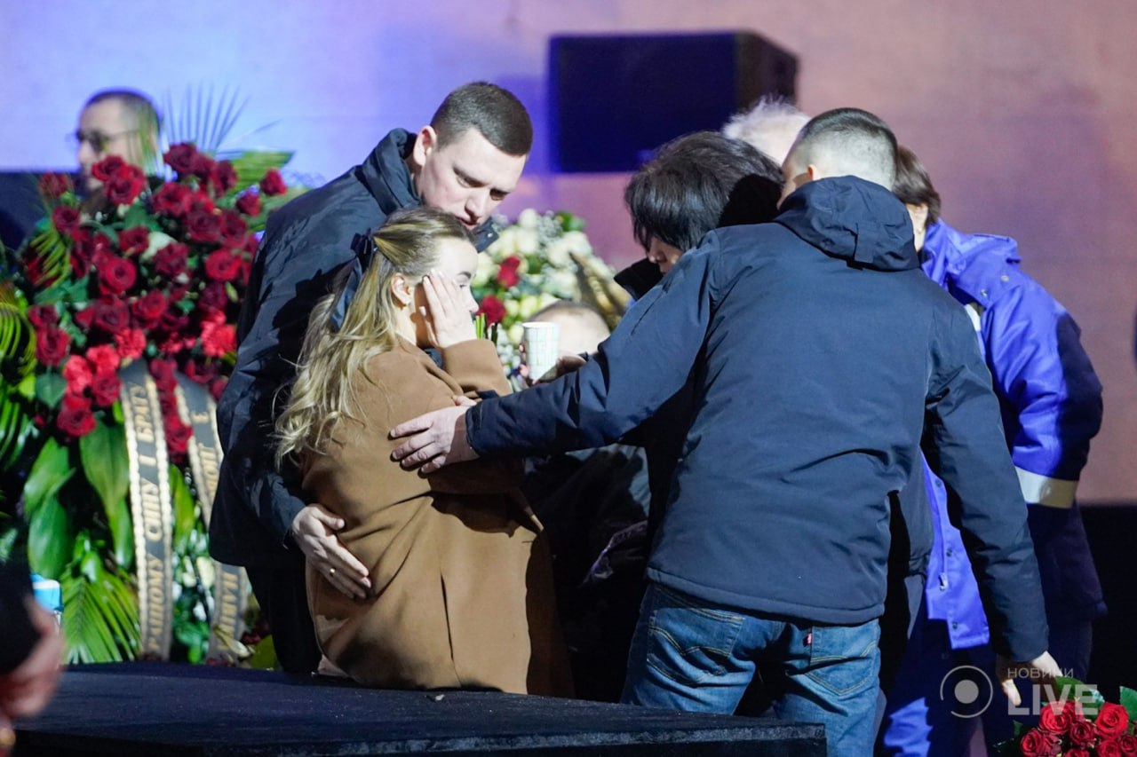 Родные и друзья погибших в Броварах руководителей и сотрудников МВД.