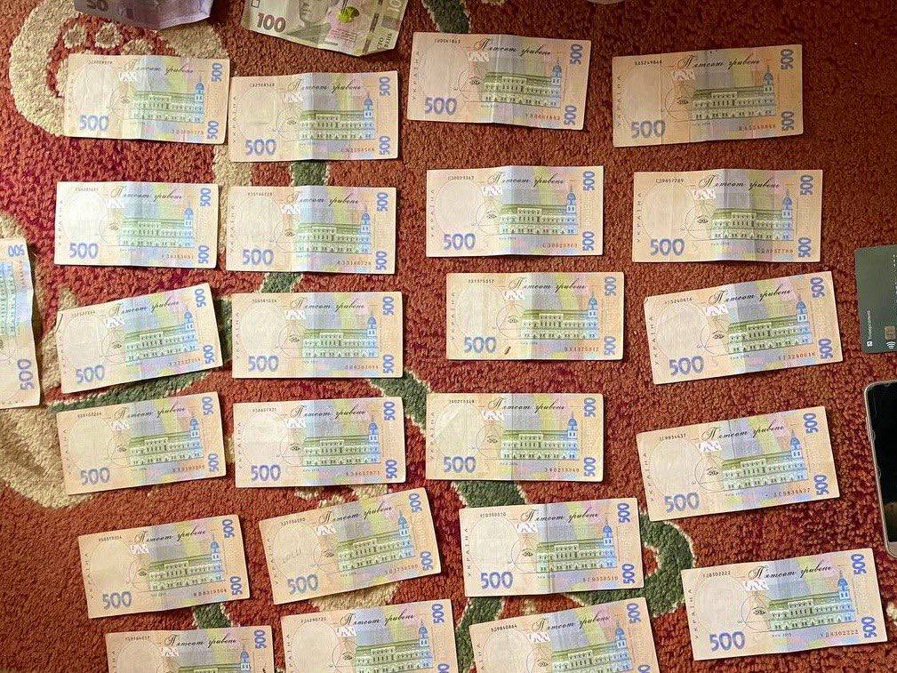 В Київській області аферисти ошукали волонтерку, яка намагалась придбати авто для ЗСУ.