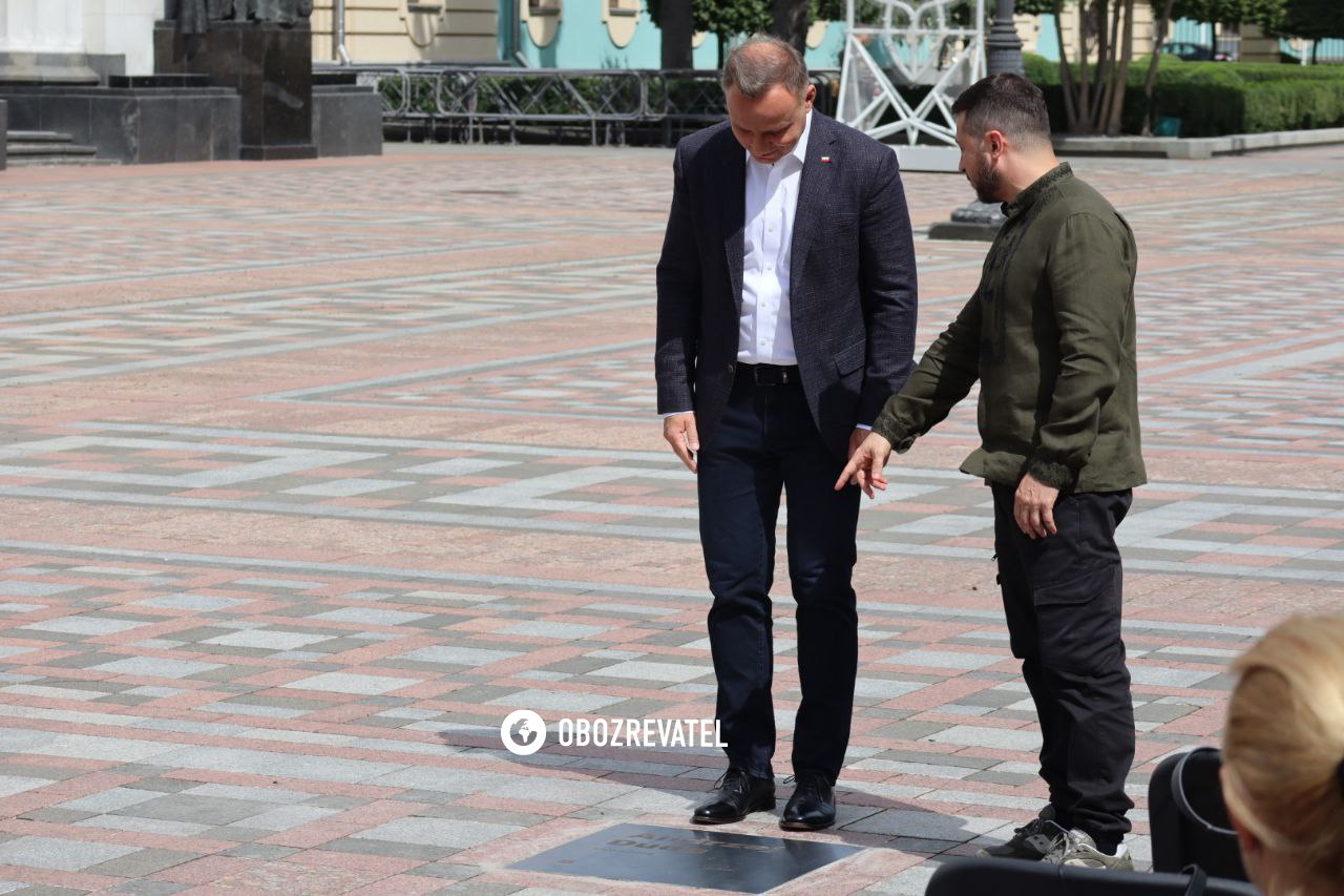 В Киеве на площади перед Верховной Радой открыли Аллею смелости.