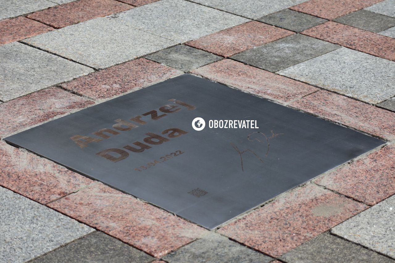 В Киеве на площади перед Верховной Радой открыли Аллею смелости.