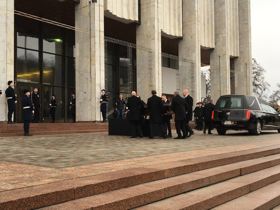 Гроб с Денисом Монастырским.