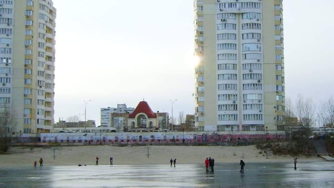 В Киеве люди ходят по льду, несмотря на потепление.