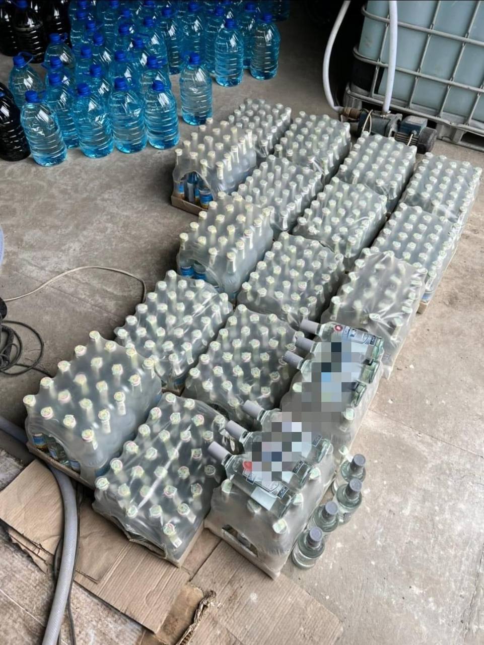 У Київській області викрили підпільне виробництво алкогольного фальсифікату.