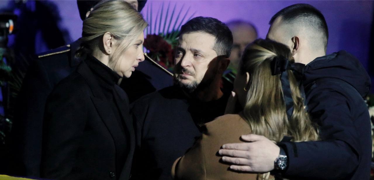 Президент Владимир Зеленский вместе с супругой Еленой на церемонии прощания.